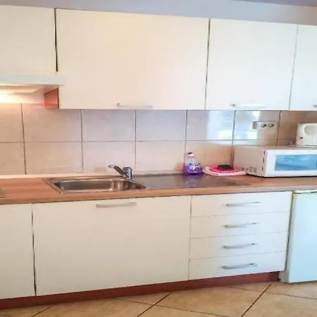 - Comfort One Bedroom F10 * لومباردا