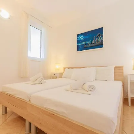 - Comfort One Bedroom F10 Apartment *