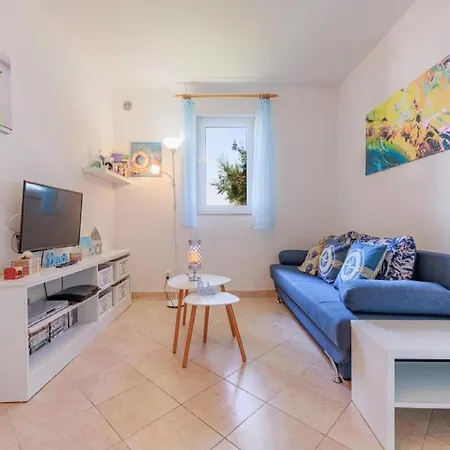 - Comfort One Bedroom F10 *