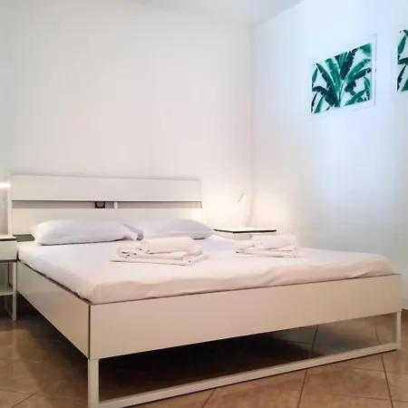 - Comfort One Bedroom F10 Apartment
