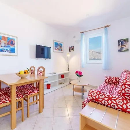 - Comfort One Bedroom F10 *