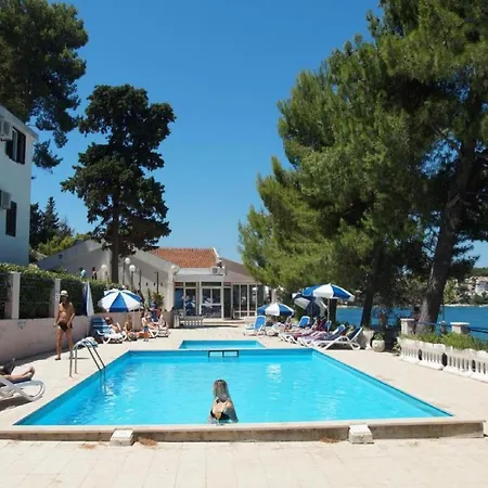 - Comfort One Bedroom F10 Lumbarda
