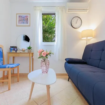 - Comfort One Bedroom F10 Apartment
