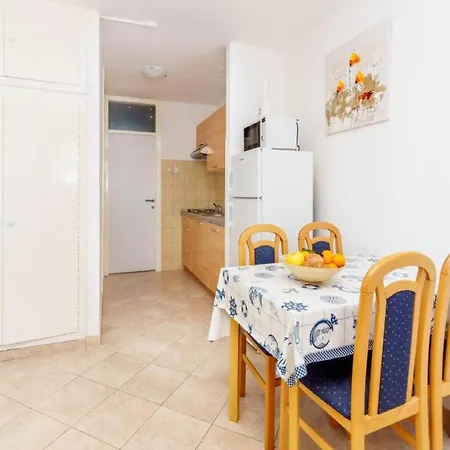 - Comfort One Bedroom F10 Apartment *