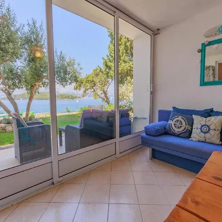 - Comfort One Bedroom F10 Lumbarda